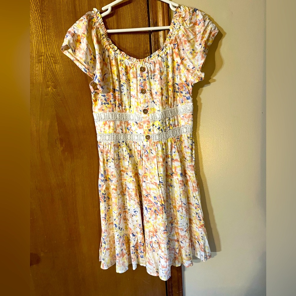 Off the shoulder dress. Never worn. Size: M